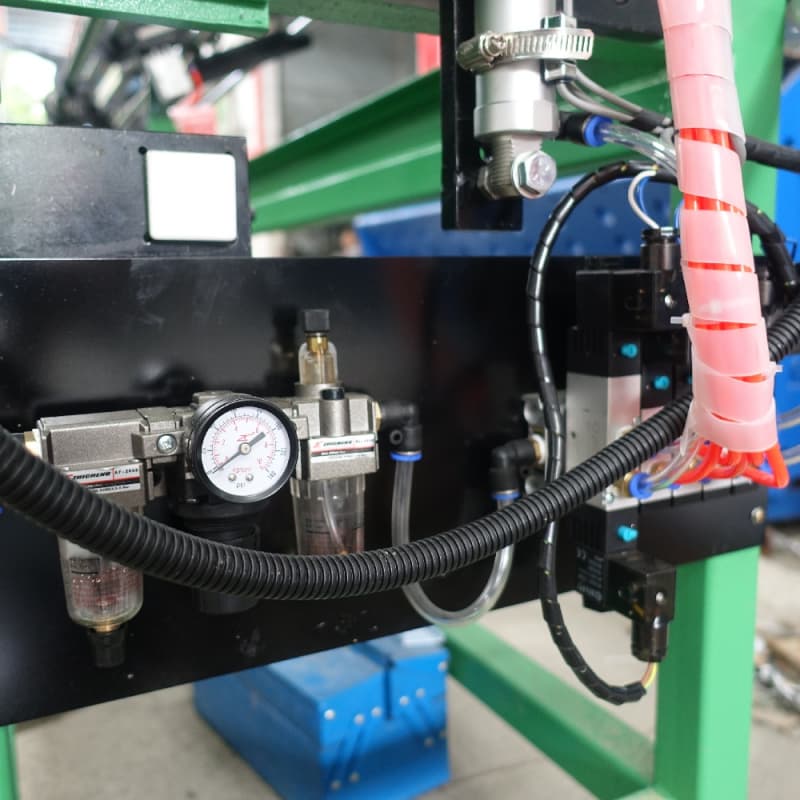 Plne automatický stroj na kontrolu podávania po zmrštení rúr Automatické triedenie Kvalifikovaný a nekvalifikovaný obrobok z rúry